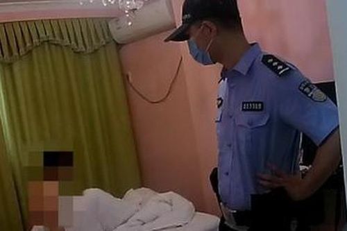 Cứu thiếu nữ tự sát trong khách sạn, cảnh sát bối rối khi cô khoe thân chống đối, nghe nguyên nhân ai cũng trách sao quá dại khờ