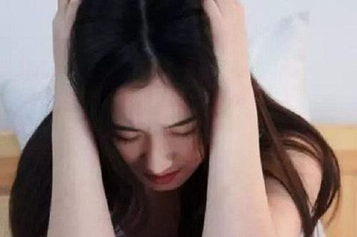 Chúng tôi chuẩn bị ly hôn thì mẹ chồng bất ngờ bị bệnh nặng, thấy bà vỗ tay nháy mắt với mình, tôi ngớ người hiểu ra mưu tính của bà