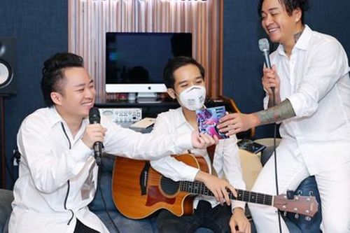 Âm thầm quyên góp gần 1,8 tỷ đồng, Tùng Dương - Tuấn Hưng trao ngay cho tâm dịch Bắc Giang, Bắc Ninh