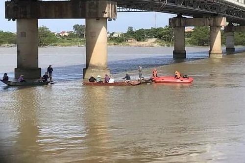 Tìm thấy thi thể cô gái nhảy cầu Bến Thủy tự tử