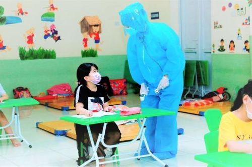 Trẻ em phải cách ly y tế tập trung do COVID-19 được hỗ trợ thế nào?