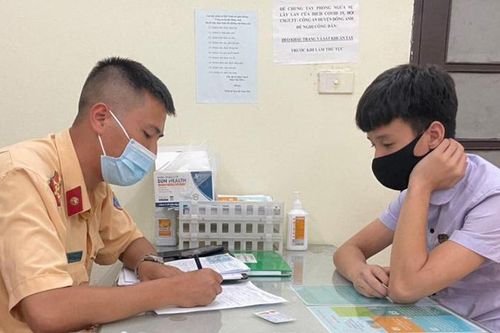 Xử lý hai nam thanh niên 'bốc đầu' xe máy