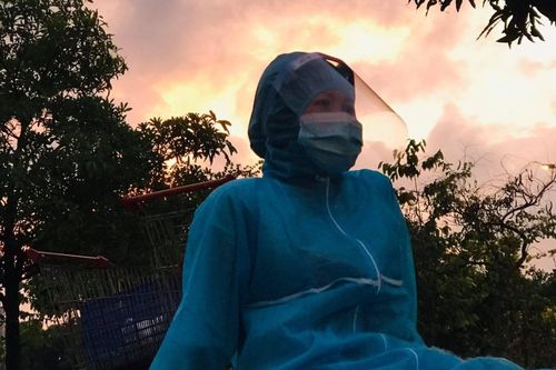 Nữ tình nguyện viên cõng cụ bà F1 trong khu cách ly