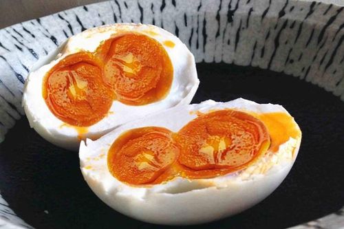 Đặc sản trứng vịt muối hai lòng đỏ ở Trung Quốc