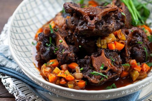 Công thức làm đuôi bò hầm cà rốt chấm bánh mì