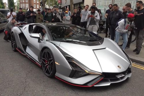 Siêu xe Lamborghini Sian gây sự chú ý của người đi đường tại Anh