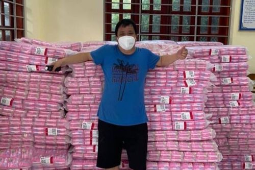 Tiếp tế 10.000 gói băng vệ sinh cho chị em trong khu cách ly