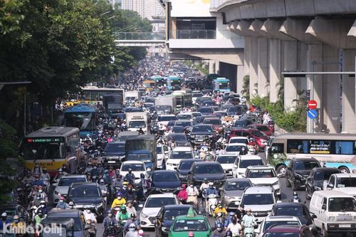 Hà Nội: Dòng người ken cứng dưới nắng nóng tại trục đường Nguyễn Trãi - Trường Chinh sáng đầu tuần