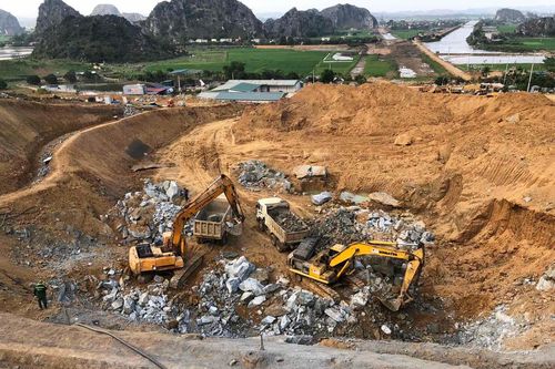 Cao tốc Cam Lộ-La Sơn chậm tiến độ, Bộ GTVT điều chuyển hàng loạt nhà thầu
