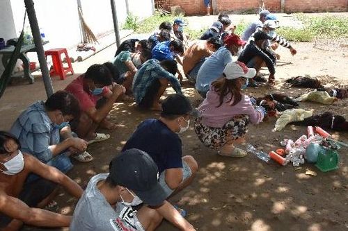 Đột kích sới bạc, bắt hàng chục đối tượng tụ tập đá gà ăn tiền