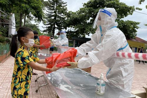 Điện Biên: Trao quà cho gần 2.500 trẻ em ở khu phong tỏa Si Pa Phìn