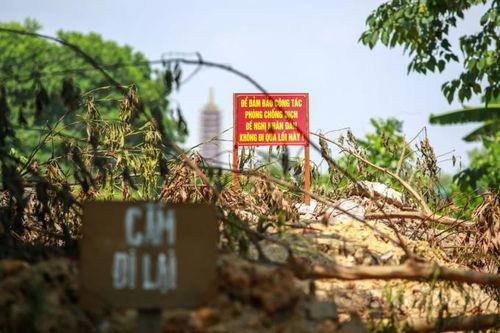 Hà Nội dựng rào sắt, đổ đất đá, chốt phòng dịch tại các ngả đường giáp ranh Bắc Ninh, Bắc Giang