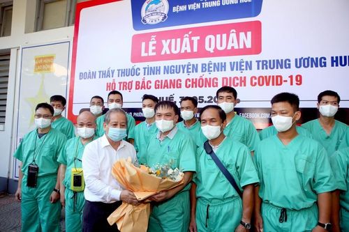 18 chuyên gia của Bệnh viện TW Huế lên đường hỗ trợ Bắc Giang chống dịch