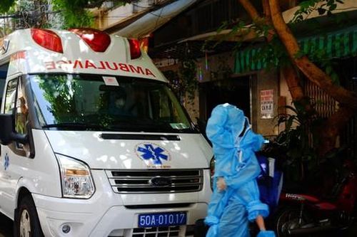 Bé 2 tuổi ở TPHCM mắc COVID-19 được mẹ theo vào bệnh viện để chăm sóc