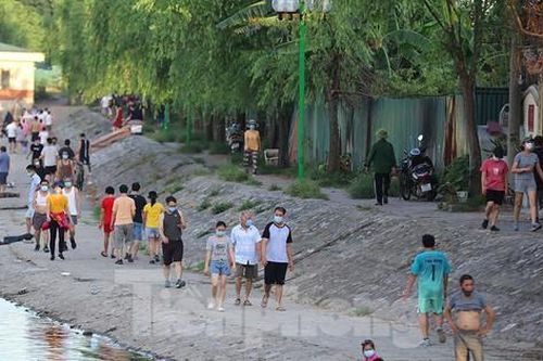 Người dân Hà Nội vẫn thả diều, vui chơi ở đầm Hồng bất chấp lệnh cấm