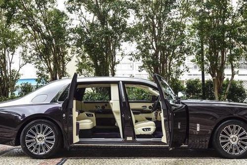 Rolls-Royce Phantom bị tịch thu do có chất liệu nội thất từ da cá sấu