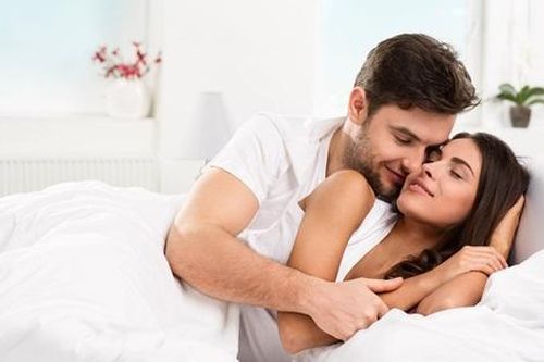 Yêu 'sét đánh', nữ đại gia ngậm đắng nuốt cay khi 'phi công trẻ' ôm đống tiền lặn mất hút