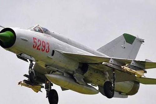 Tiêm kích MiG-21 mất lái, cắm đầu xuống đất trong cuộc diễu hành quân sự ở Libya