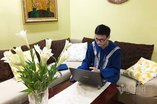 Học trò cuối cấp nghẹn ngào chia xa trong lễ bế giảng 'chưa từng có'