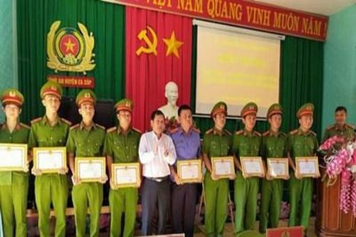 Khen thưởng Kiểm sát viên có thành tích xuất sắc trong chuyên án ma túy vùng biên