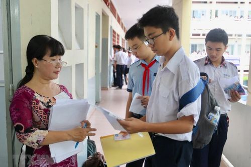Dịch COVID-19 phức tạp, nhiều địa phương lùi lịch thi vào lớp 10