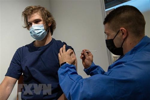 Pháp mở rộng tiêm phòng COVID-19 cho tất cả người trưởng thành
