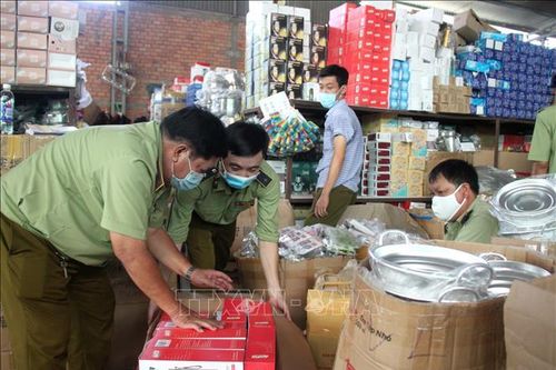 Tạm giữ hàng nghìn sản phẩm gia dụng chưa rõ nguồn gốc xuất xứ