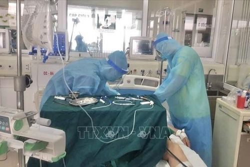 Hai bệnh nhân COVID-19 qua cơn nguy kịch một cách thần kỳ