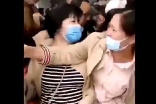 Người dân Trung Quốc chen nhau đi tiêm vaccine COVID-19
