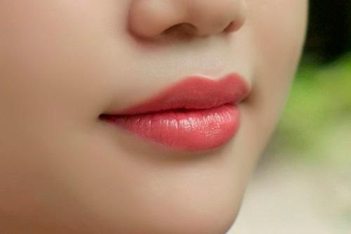 Tô son nhiều môi vẫn hồng rạng rỡ với bí quyết đơn giản