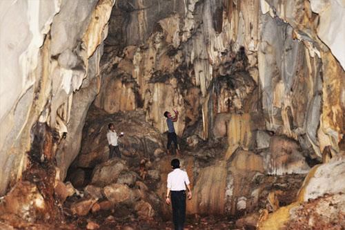 Băng rừng khám phá hang Dơi, động Nước