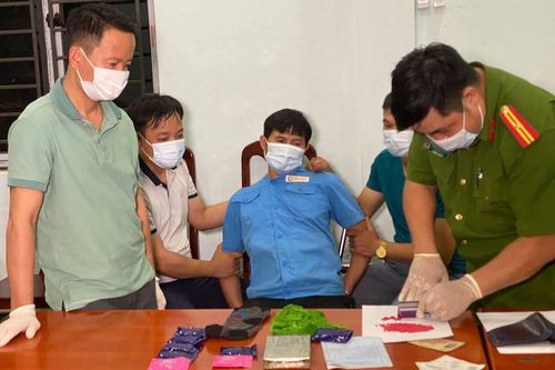 Bắt cựu chủ tịch xã mua bán trái phép hàng nghìn viên ma túy tổng hợp