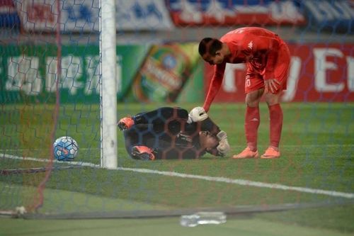 Khoảnh khắc Tấn Trường vừa cản phá penalty vừa mắc sai lầm trong tích tắc
