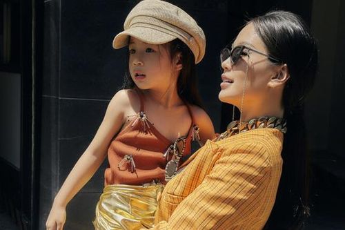 Á hậu Diễm Trang khoe street style khác lạ bên con gái