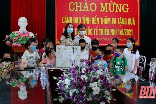 Tặng quà cho thiếu nhi tại Làng trẻ em SOS và Trung tâm Bảo trợ xã hội số 2