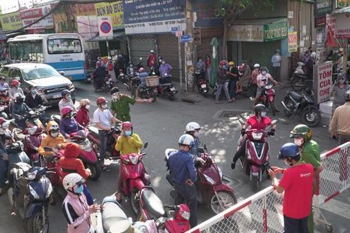 TP.HCM: ngày đầu tiên giãn cách xã hội theo Chỉ thị 15