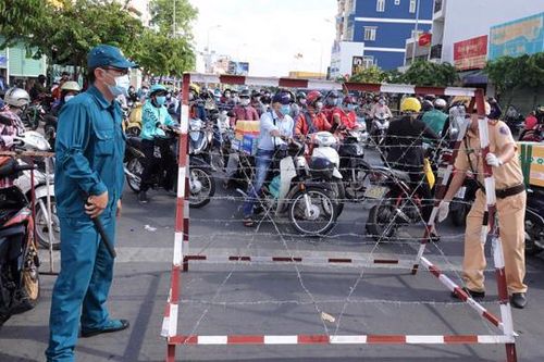Ngày đầu giãn cách xã hội, Quận Gò Vấp tạm gỡ chốt phong tỏa Covid-19 vì giao thông ùn ứ