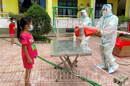 Nậm Pồ trao hơn 2.400 suất quà cho thiếu nhi khu vực phong tỏa