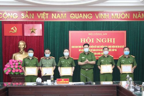 Công an tỉnh khen thưởng đột xuất các tập thể có thành tích xuất sắc