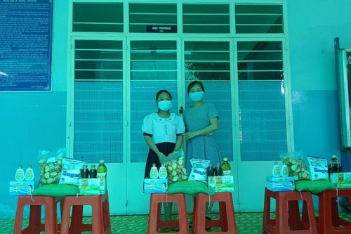 Câu lạc bộ Thiện Duyên và nhóm thiện nguyện G8 tặng quà đến học sinh nghèo