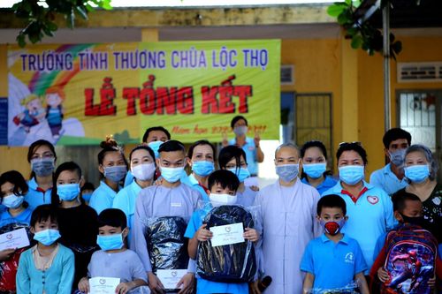 Tặng phần thưởng, quà đến học sinh trường tình thương chùa Lộc Thọ
