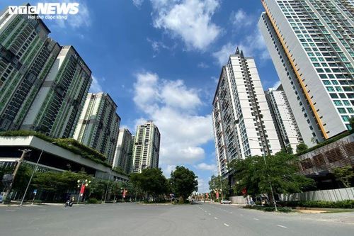Đường phố Sài Gòn lác đác người trong ngày đầu tiên giãn cách xã hội