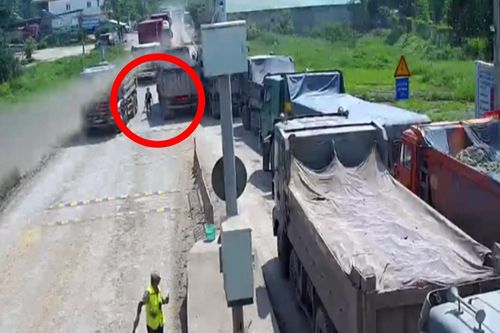 Bị yêu cầu mua vé, tài xế cầm rựa đuổi chém nhân viên trạm thu phí