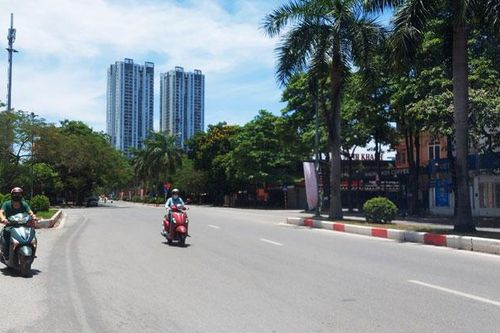 Nắng nóng đặc biệt gay gắt, nhiệt độ tại Hà Nội hơn 40 độ C