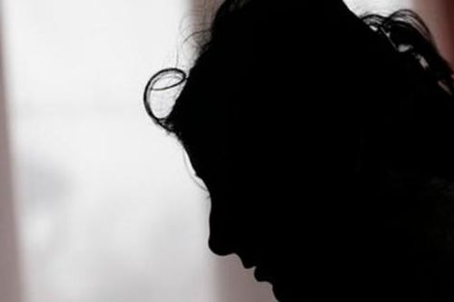 Chú rể bị nhóm người bắt trói ngay trong phòng tân hôn, bất lực nhìn cô dâu bị cưỡng hiếp tập thể