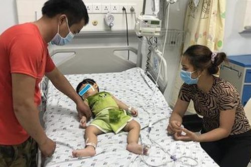 Bé gái 15 tháng tuổi nuốt...7 mảnh dao lam