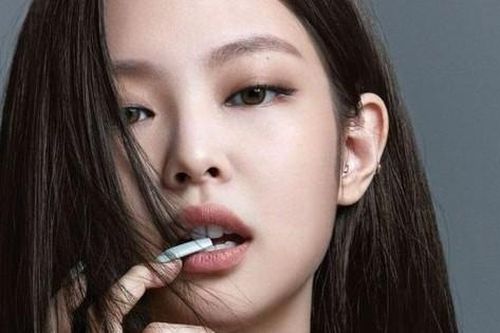 Jennie (BLACKPINK) bỗng dưng hành động bất thường, tự mình để lộ bất lợi ngoại hình