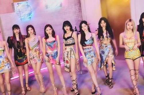 Stylist TWICE lên tay thật rồi, trình biến tấu trang phục đỉnh không thua gì BLACKPINK