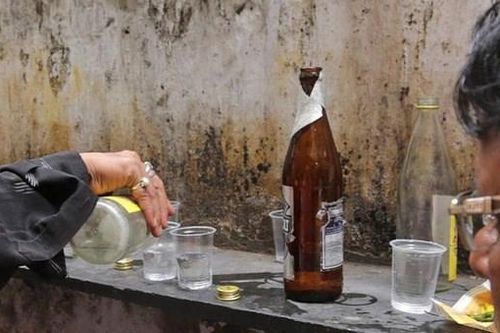 Ấn Độ: 25 người thiệt mạng do ngộ độc rượu