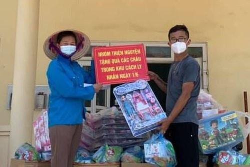 Tặng bánh, sữa, đồ chơi cho các bé F0, F1 ở Bắc Giang nhân ngày 1/6